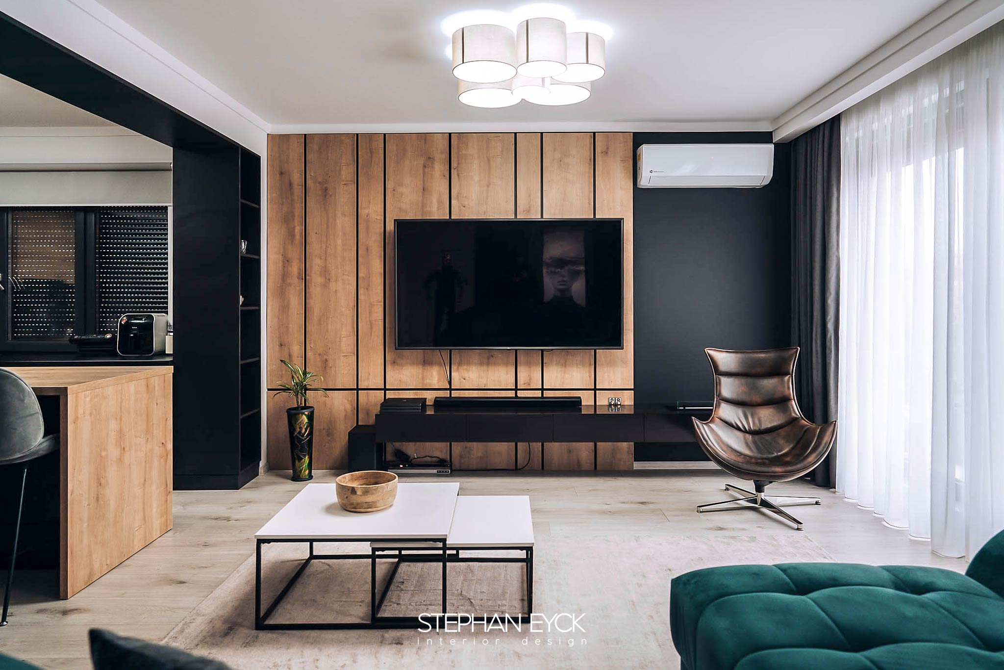 design interior living room cu mobilier negru